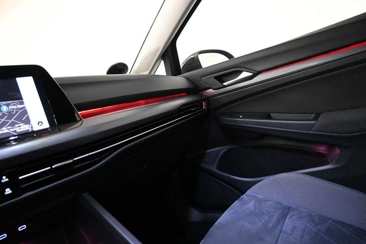 Grå VW Golf VIII fra 2020