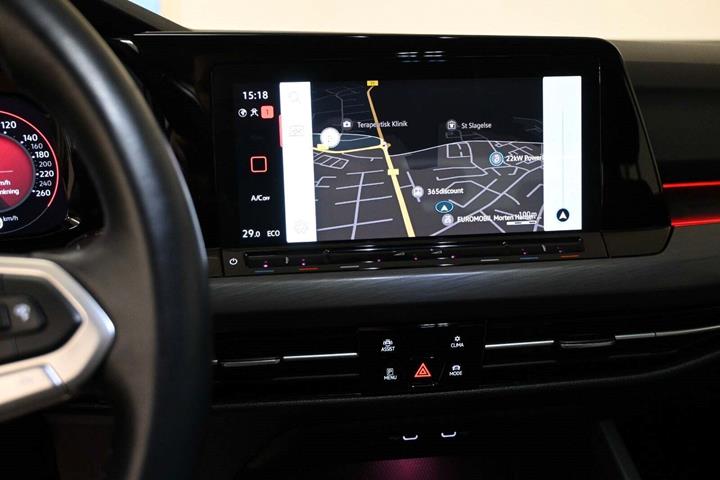Grå VW Golf VIII fra 2020