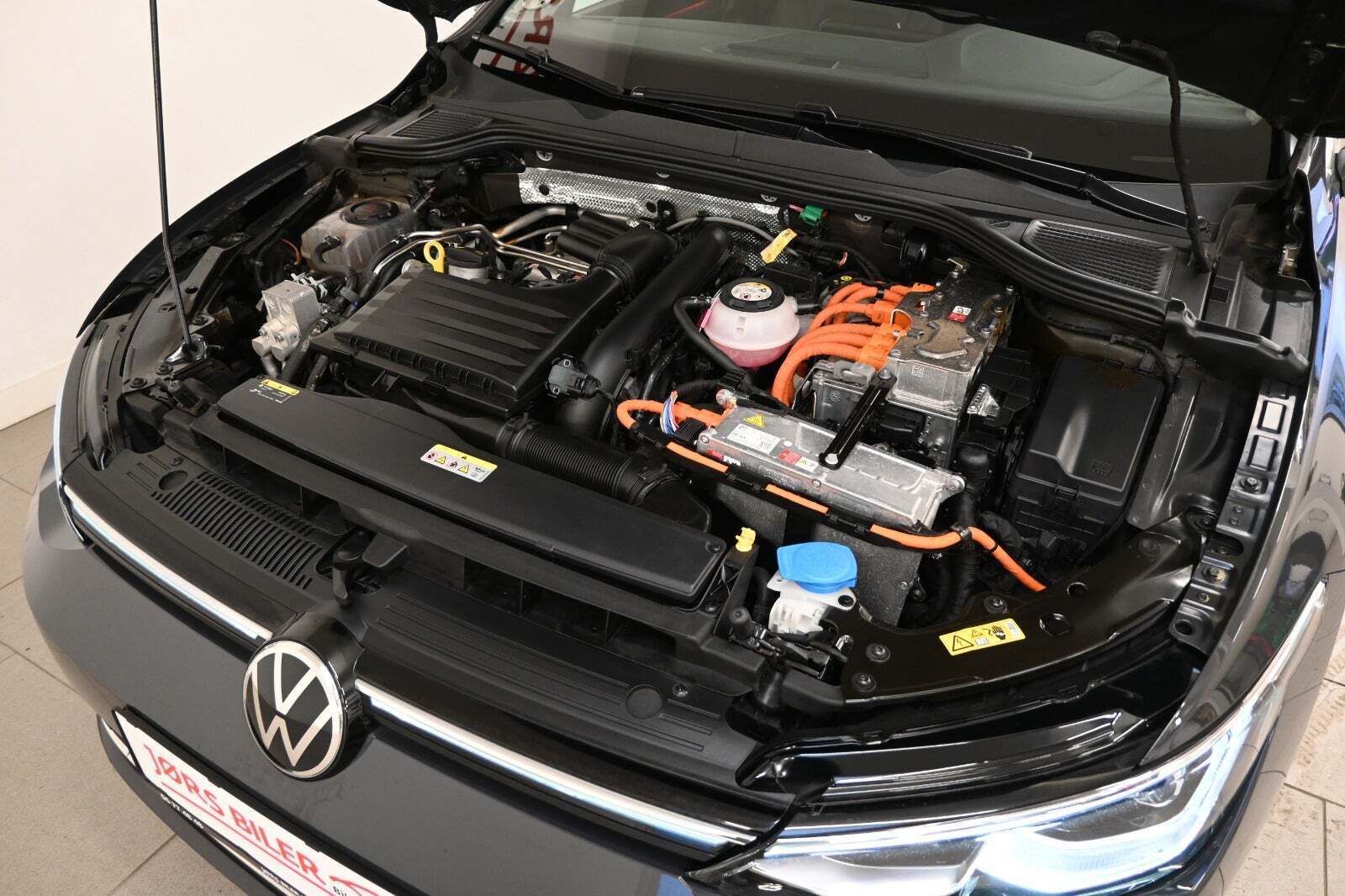 Grå VW Golf VIII fra 2020