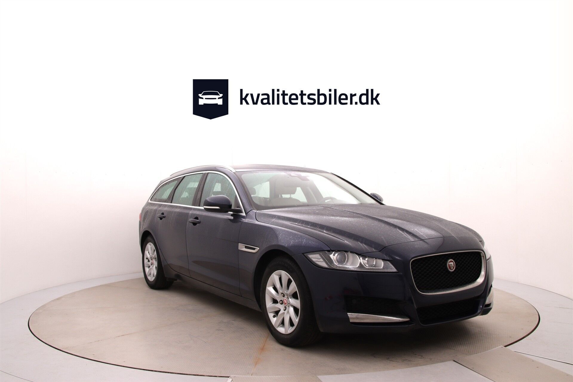 Blå Jaguar XF fra 2017