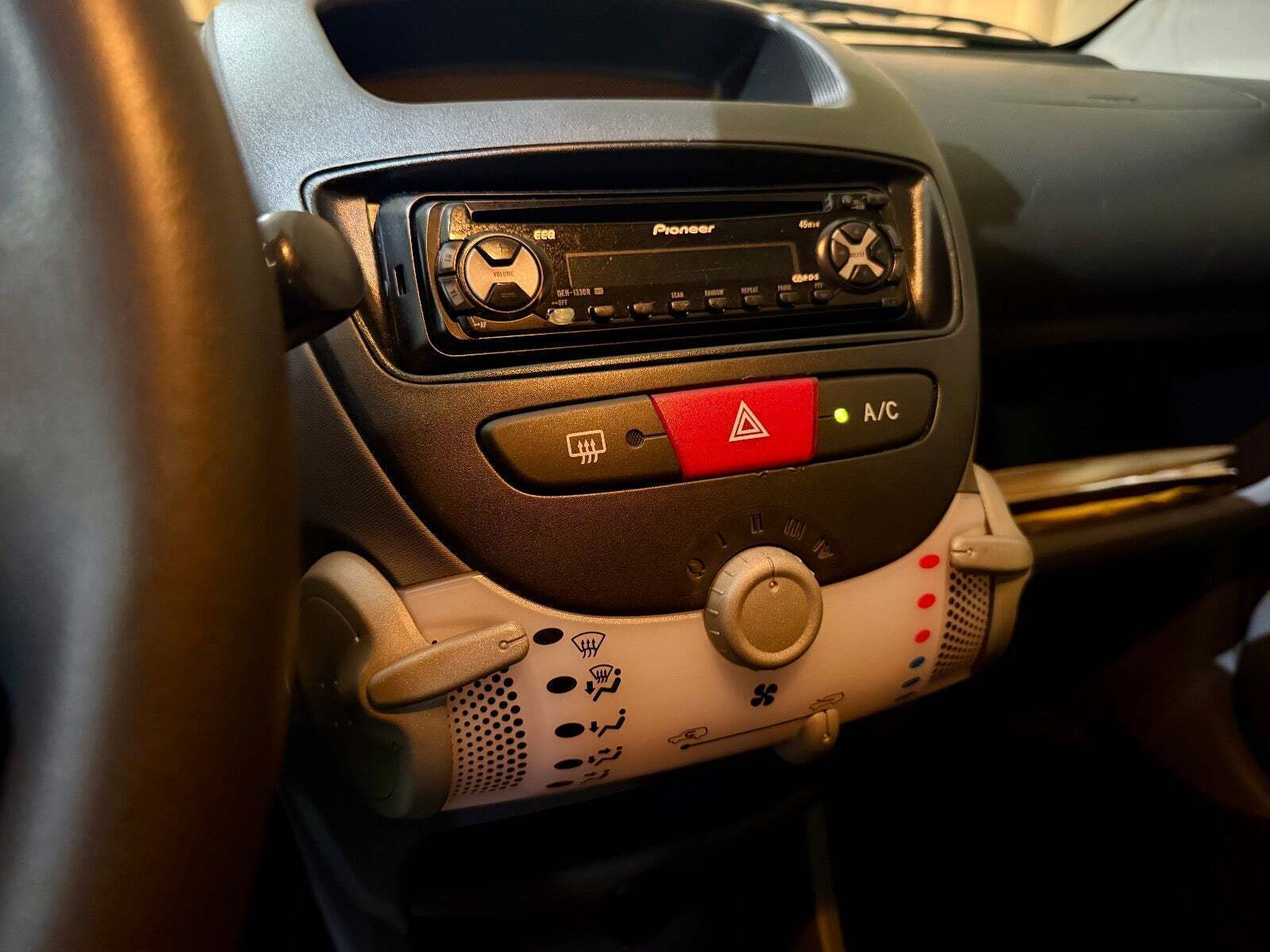 Sort Peugeot 107 fra 2010