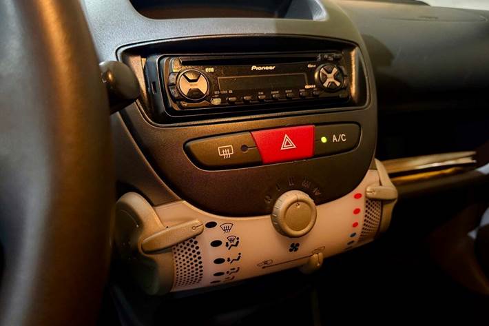 Sort Peugeot 107 fra 2010