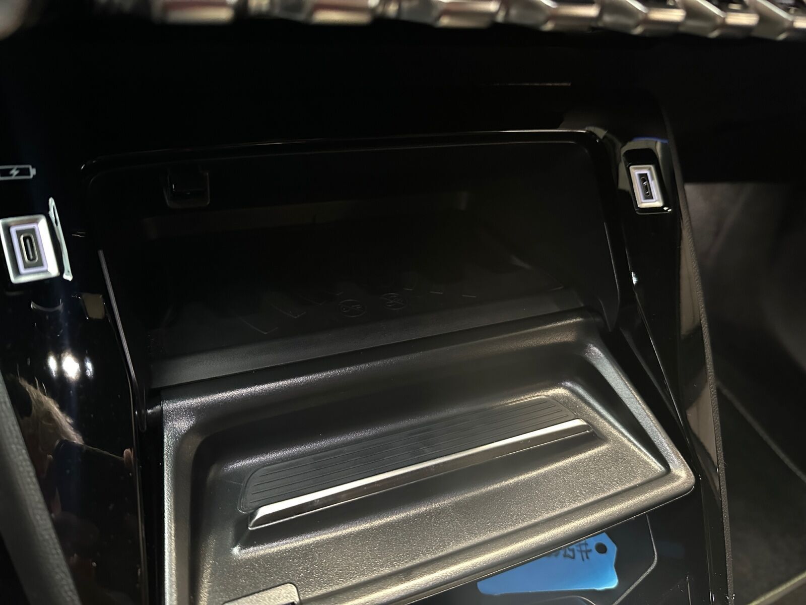 Hvid Peugeot e-2008 fra 2025