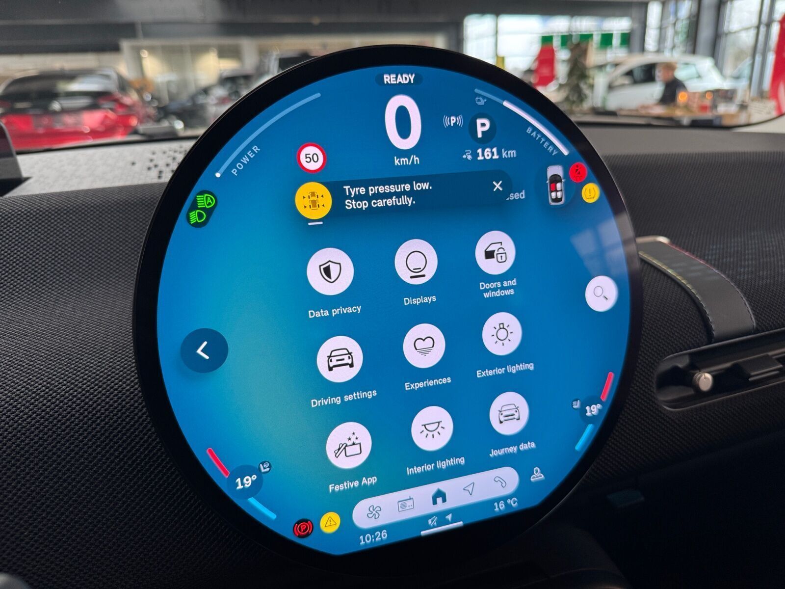 Rød Mini Cooper E fra 2024