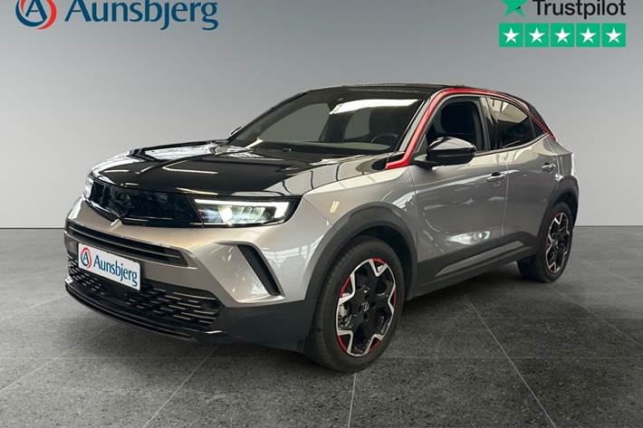 Grå Opel Mokka-e fra 2024 set udefra