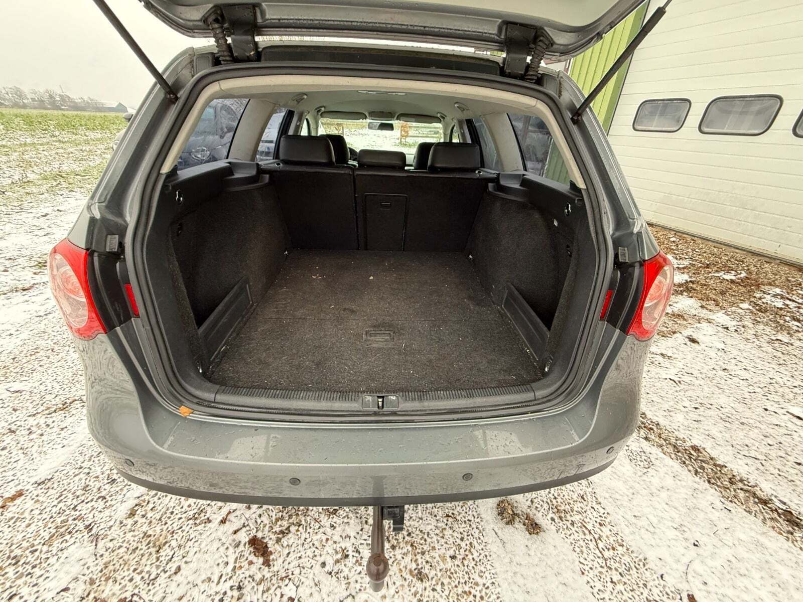 Grå VW Passat fra 2008