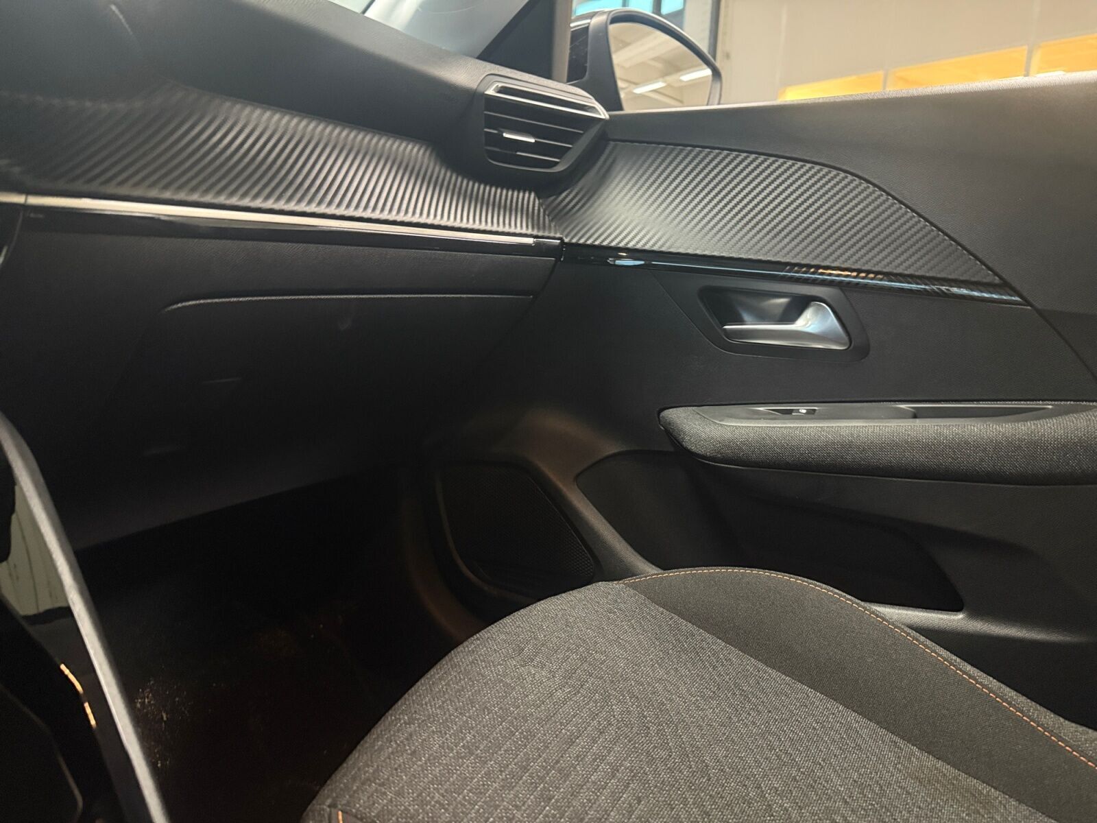 Grå Peugeot e-208 fra 2025