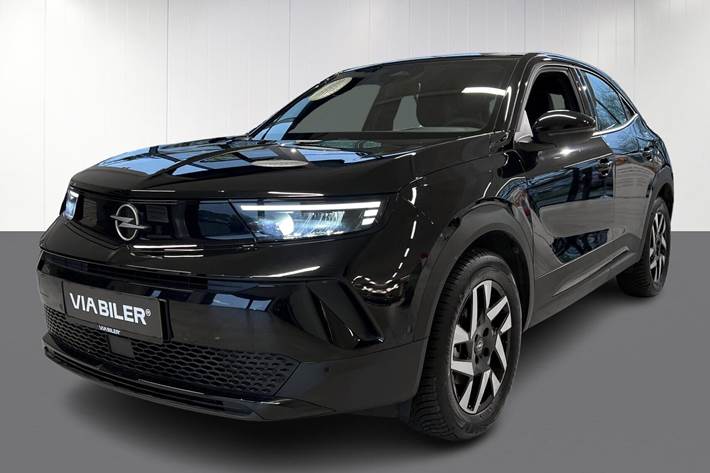 Sort Opel Mokka-e fra 2024 set udefra