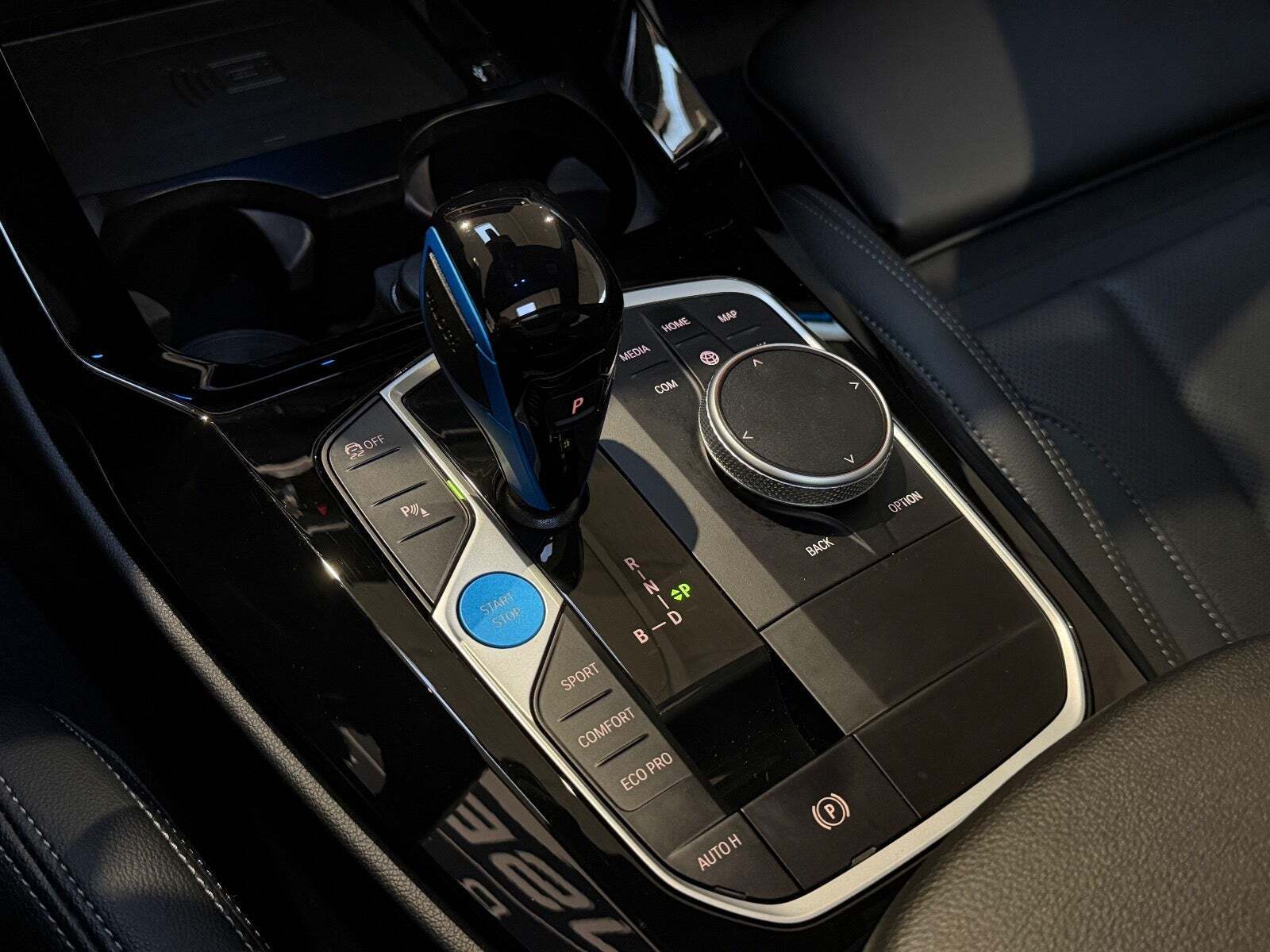 Blå BMW iX3 fra 2022