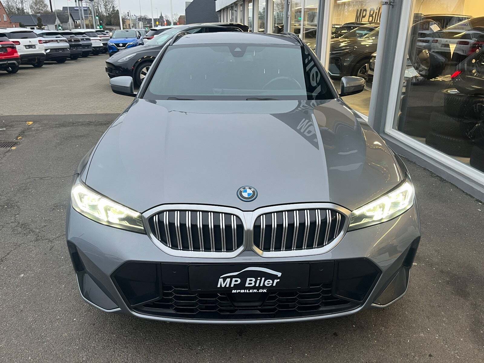 Grå BMW 320e fra 2024