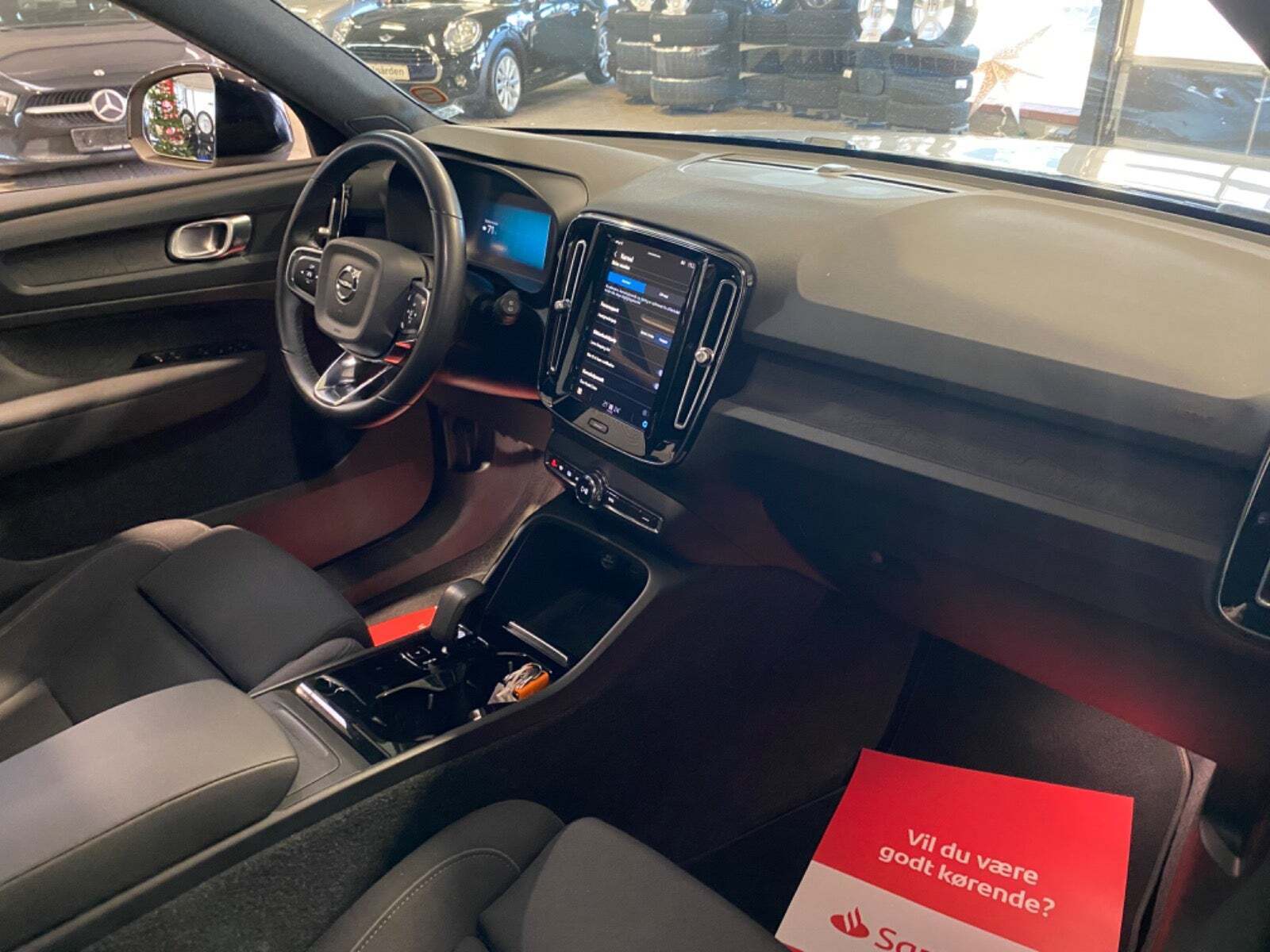 Orange Volvo XC40 fra 2023