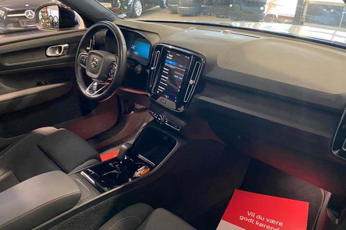 Orange Volvo XC40 fra 2023