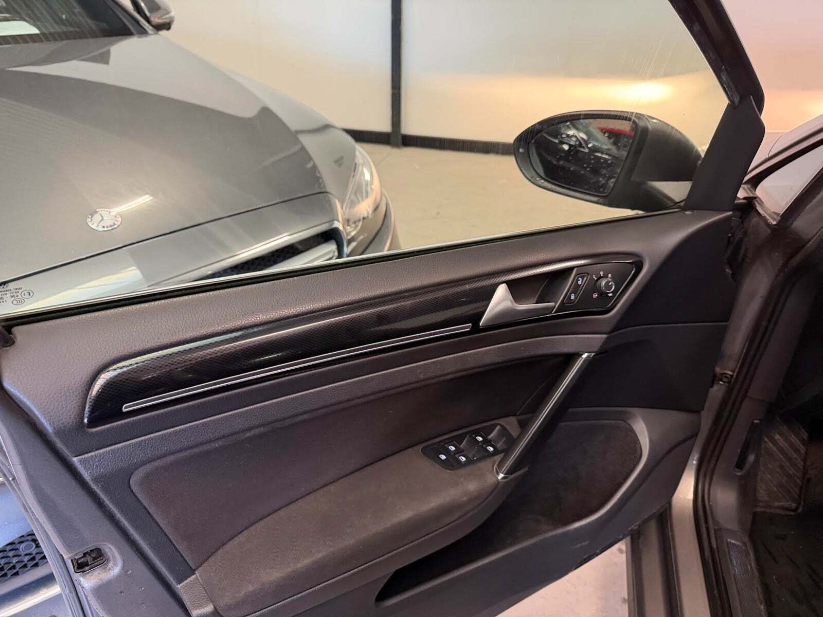 Grå VW Golf VII fra 2015