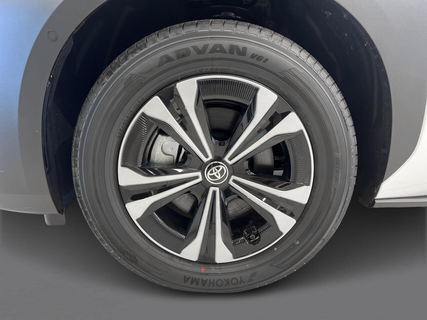 Hvid Toyota BZ4X fra 2025