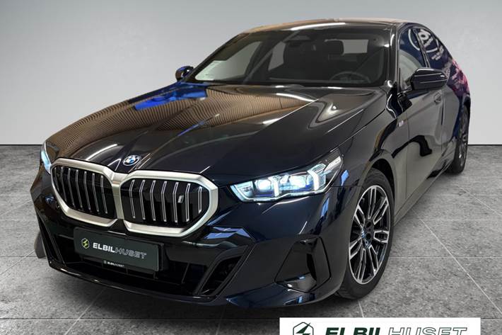 Sort BMW i5 fra 2024 set udefra