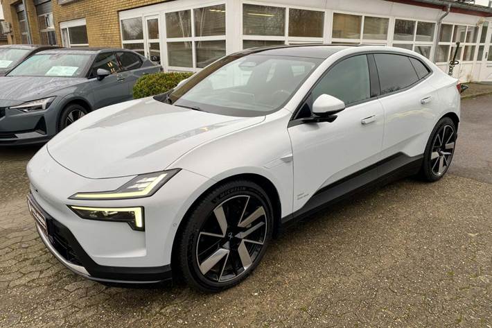 Hvid Polestar 4 fra 2025 set udefra