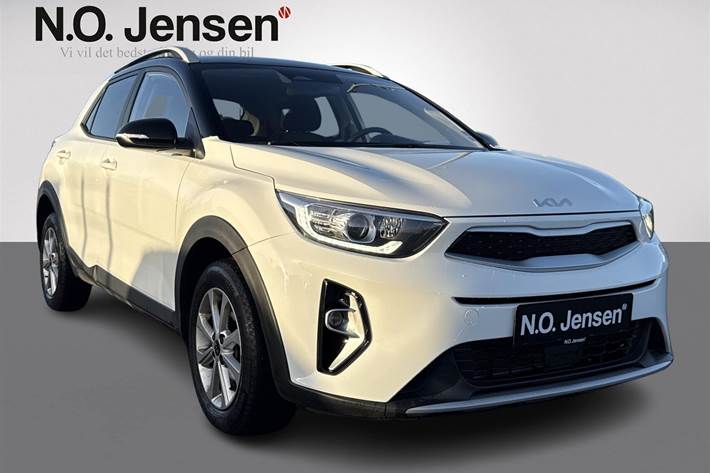 Hvid Kia Stonic fra 2021 set udefra