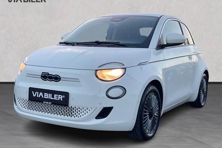 Hvid Fiat 500e fra 2024 set udefra