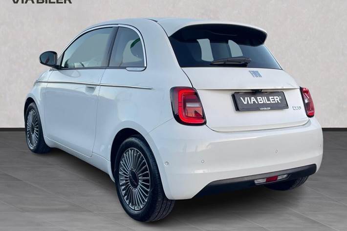 Hvid Fiat 500e fra 2024