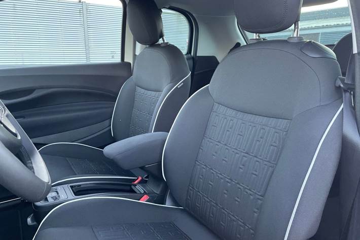 Hvid Fiat 500e fra 2024