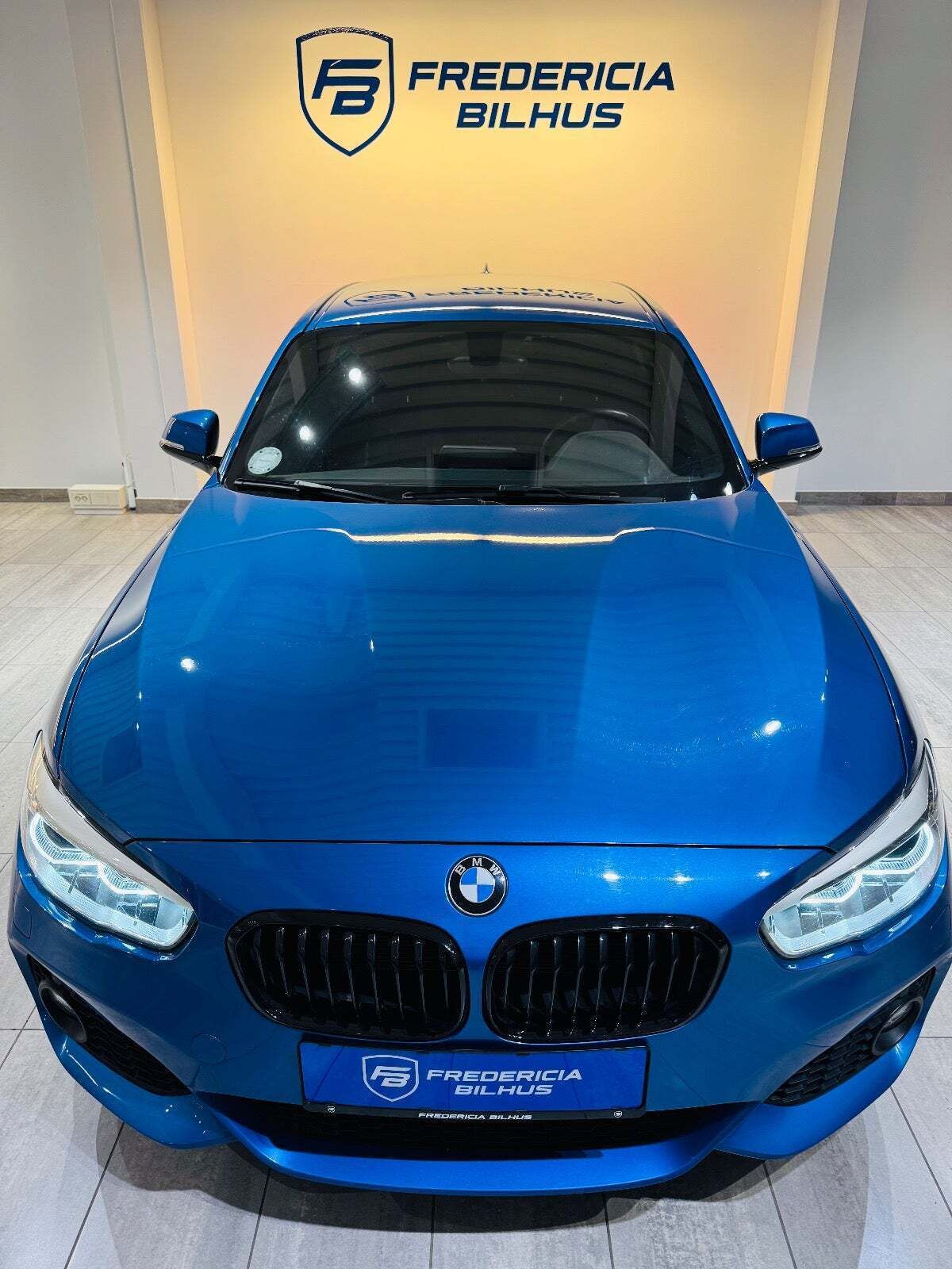 Blå BMW 118i fra 2019