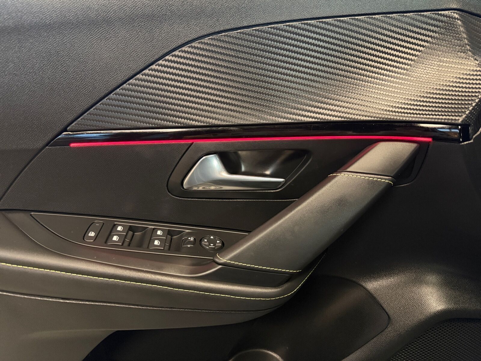 Grå Peugeot e-208 fra 2023