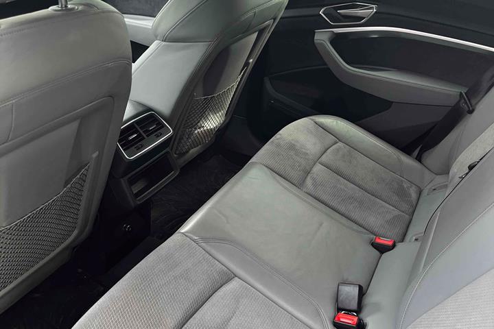 Sort Audi e-tron fra 2021