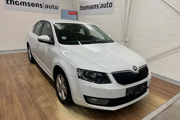 Hvid Skoda Octavia fra 2017 set udefra