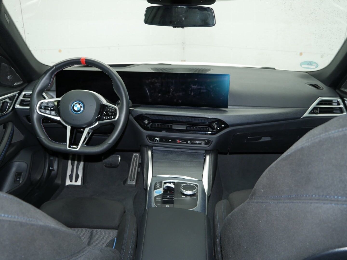 Hvid BMW i4 fra 2024