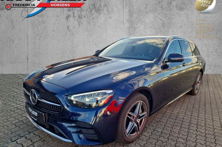 Blå Mercedes E300 de fra 2023 set udefra