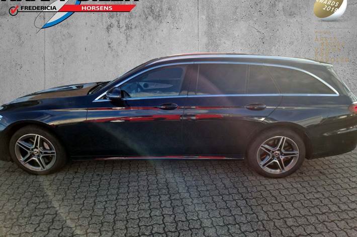 Blå Mercedes E300 de fra 2023