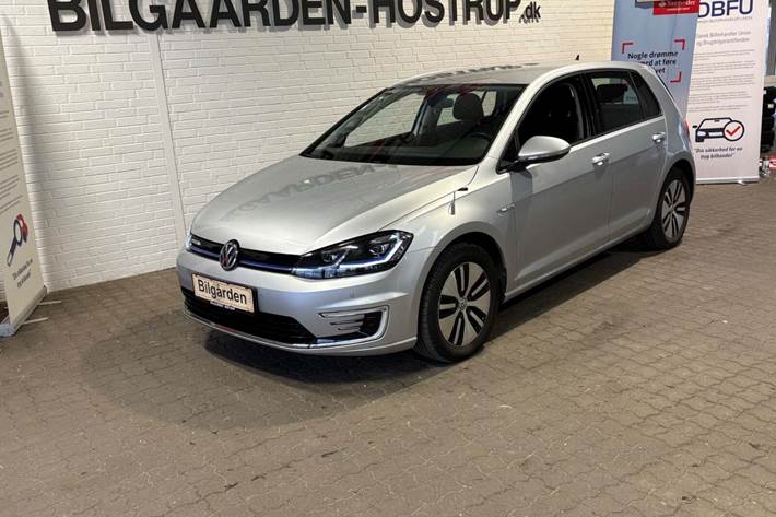 Sølv VW e-Golf VII fra 2020 set udefra