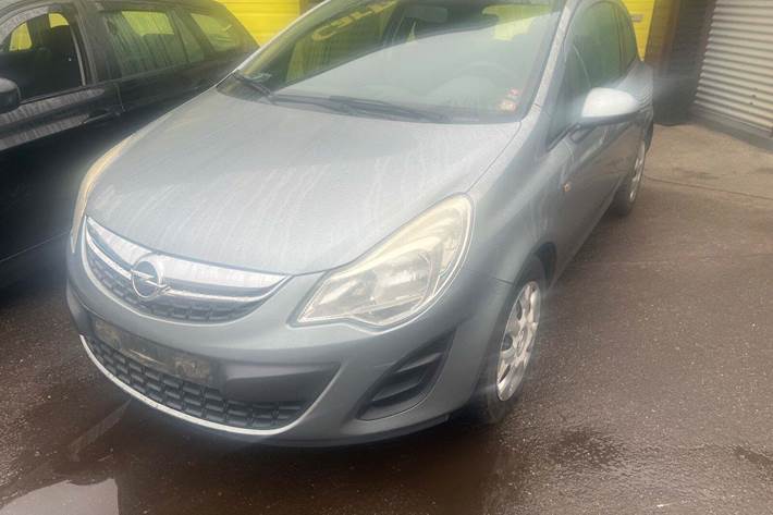Blå Opel Corsa fra 2011 set udefra