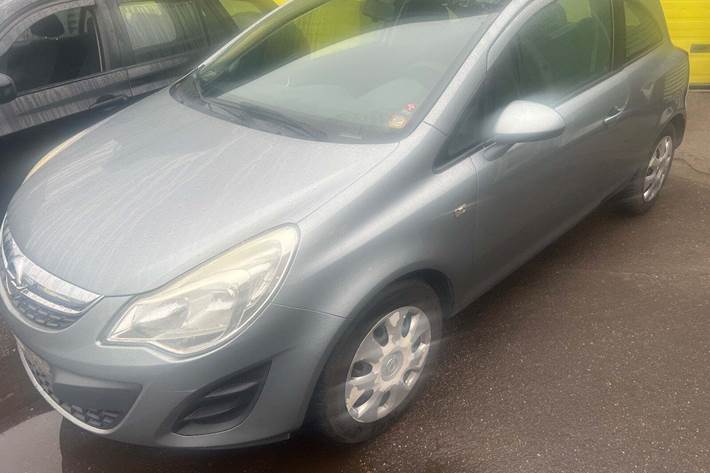 Blå Opel Corsa fra 2011