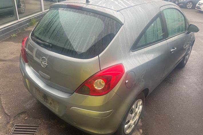 Blå Opel Corsa fra 2011