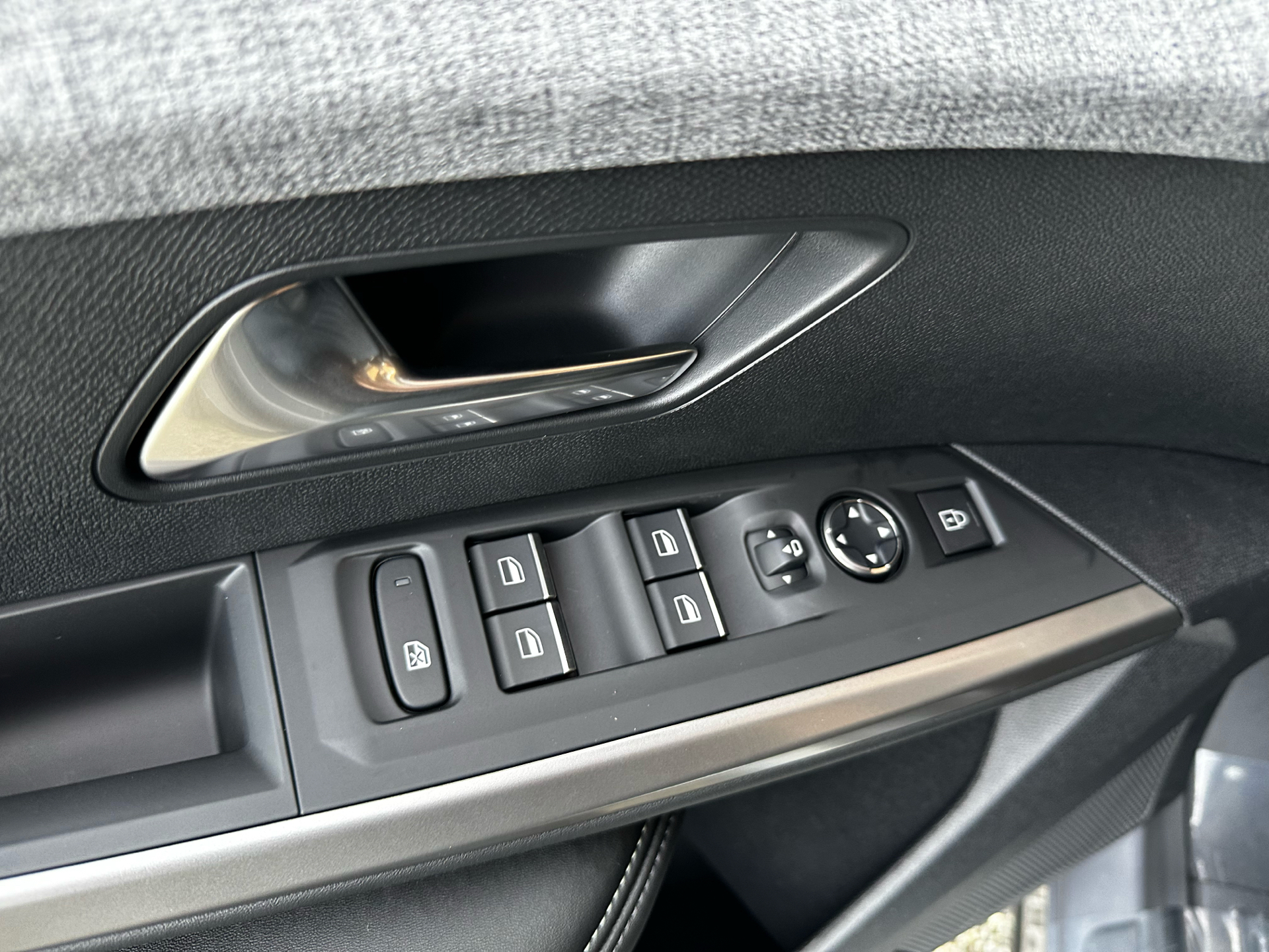 Grå Peugeot e-3008 fra 2025