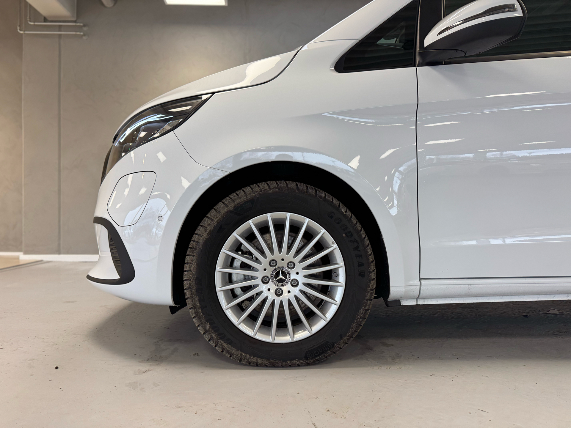 Hvid Mercedes EQV 300 fra 2024