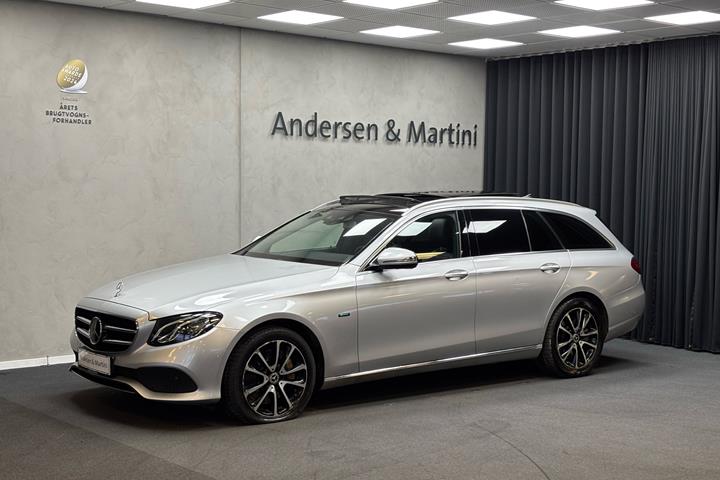 Sølv Mercedes E300 de fra 2019 set udefra