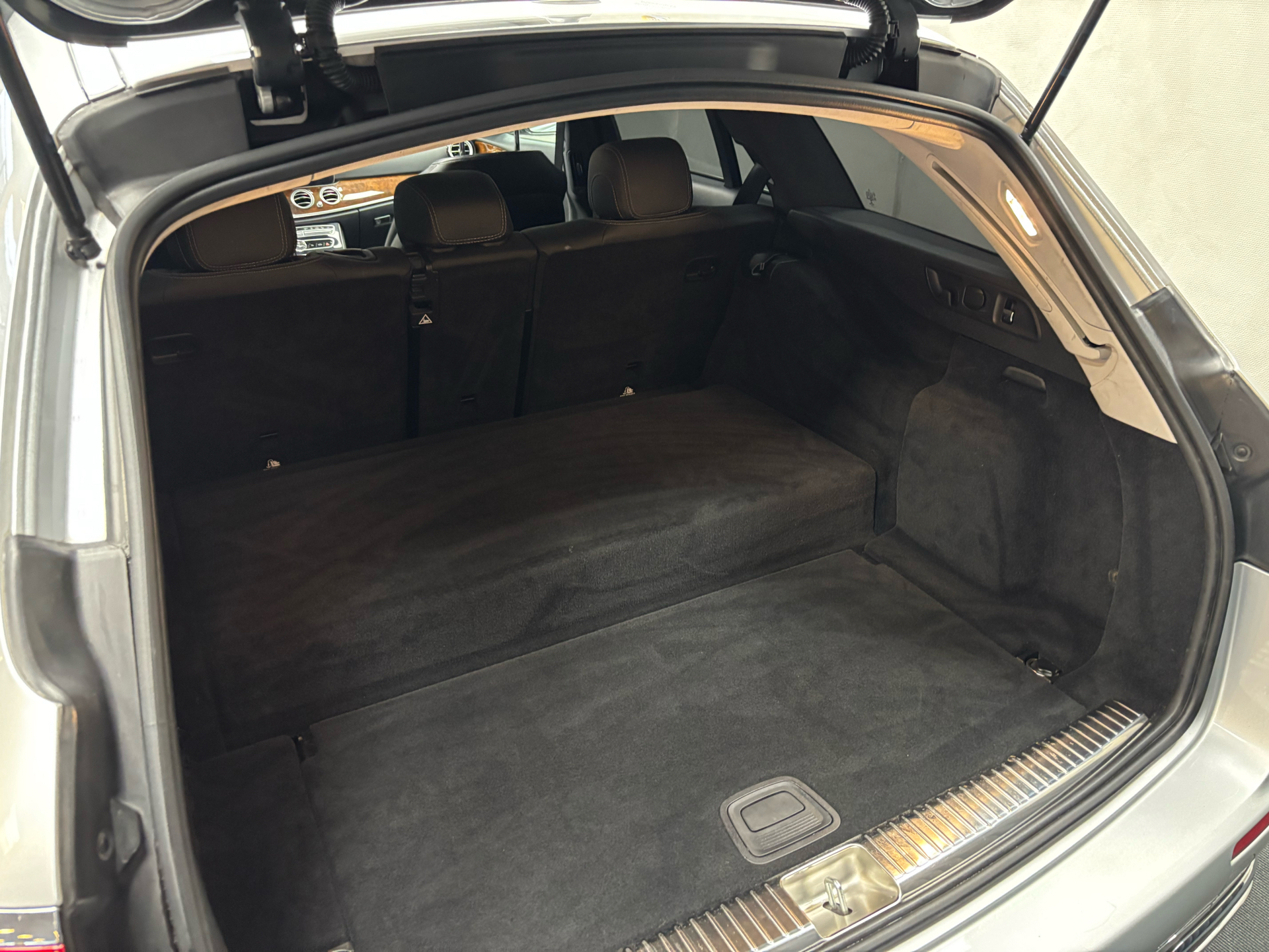 Sølv Mercedes E300 de fra 2019 set indefra
