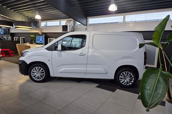 Hvid Peugeot Partner fra 2019