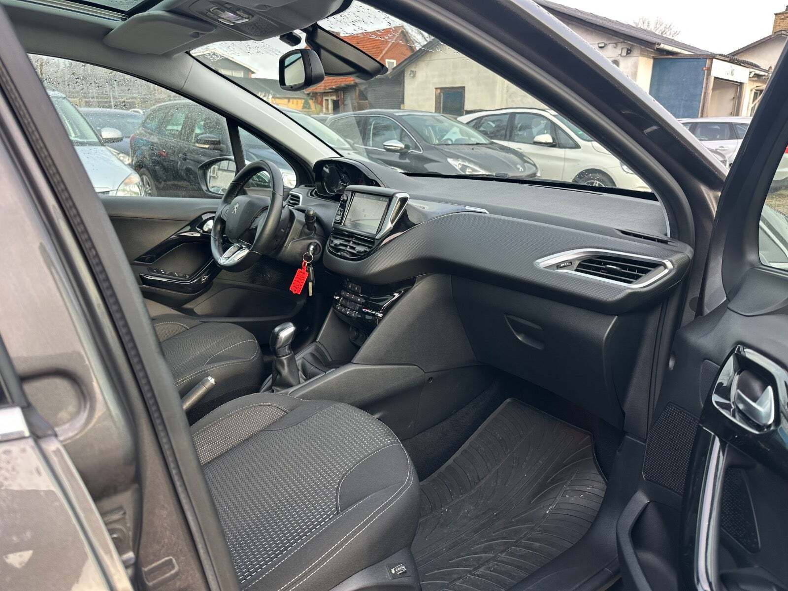 Peugeot 208 1,2 VTi 82 Signature Sky