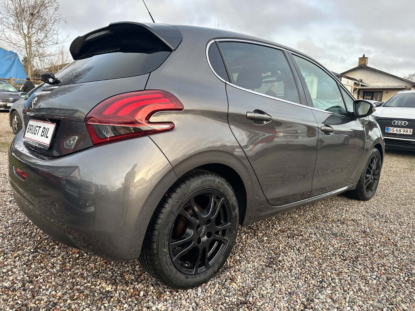 Grå Peugeot 208 fra 2019