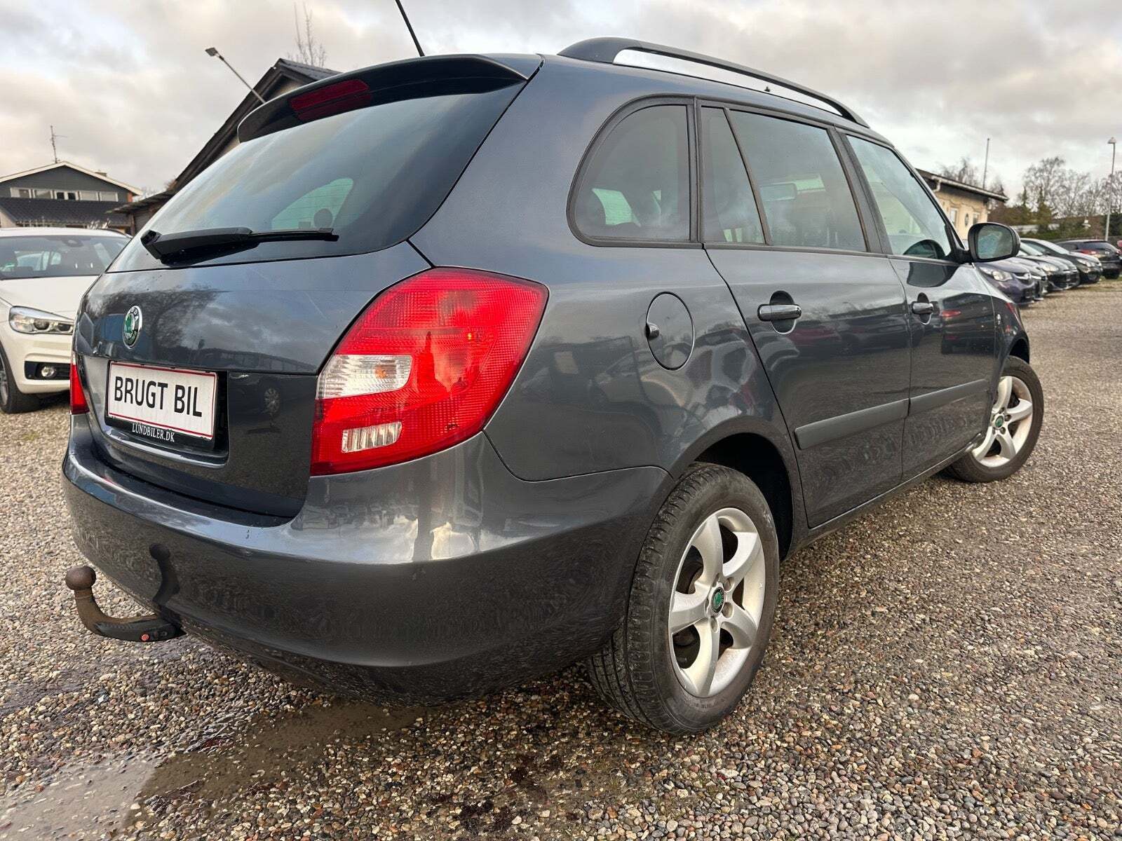 Grå Skoda Fabia fra 2011