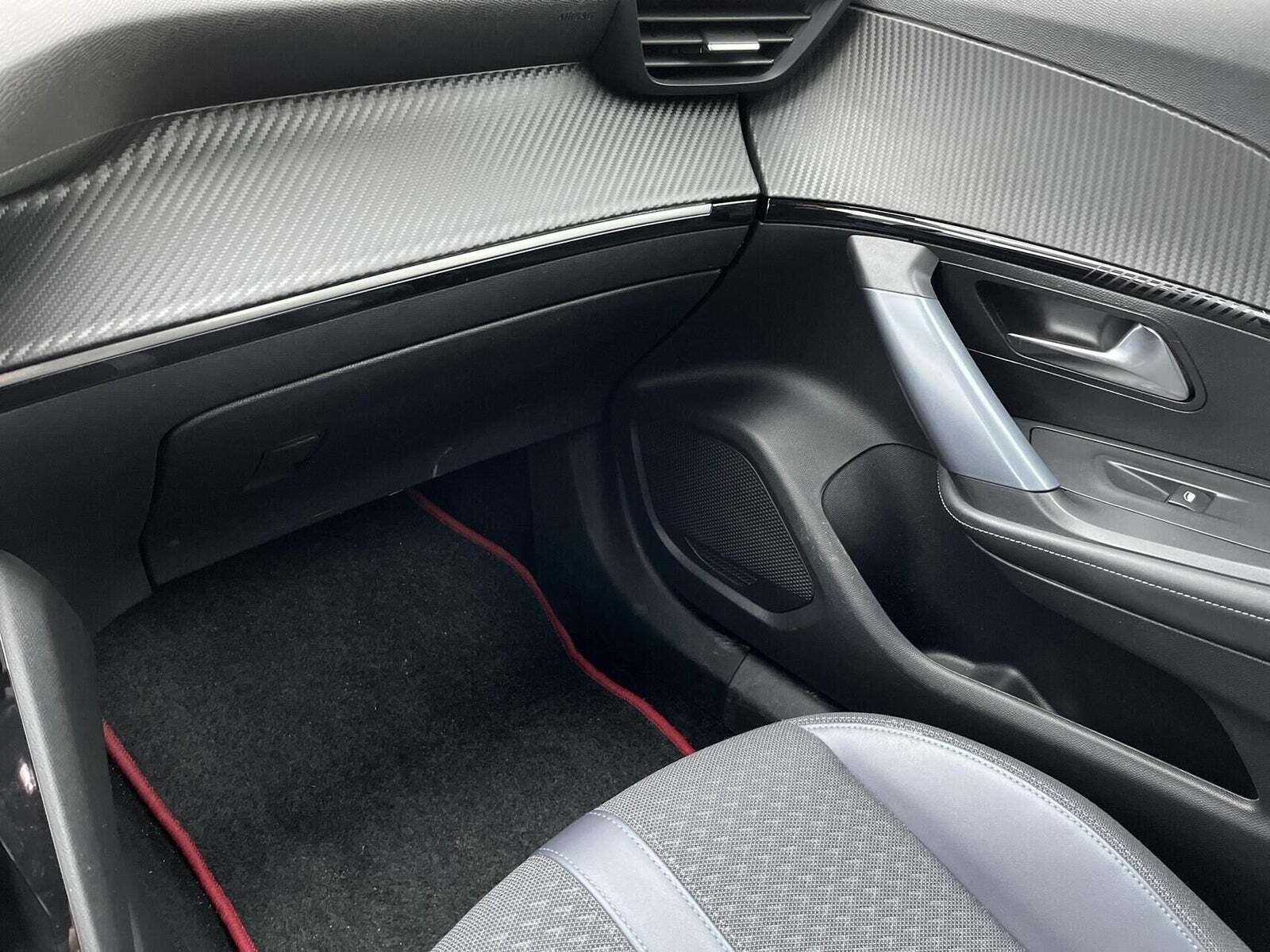 Rød Peugeot 2008 fra 2020