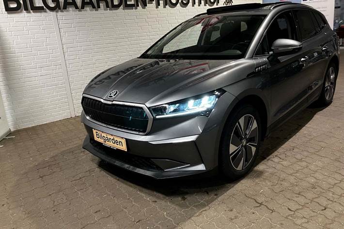 Sort Skoda Enyaq fra 2023 set udefra