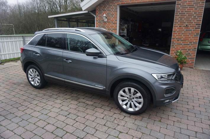 Grå VW T-Roc fra 2022 set udefra