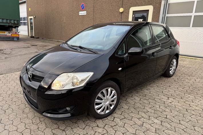 Sort Toyota Auris fra 2007 set udefra