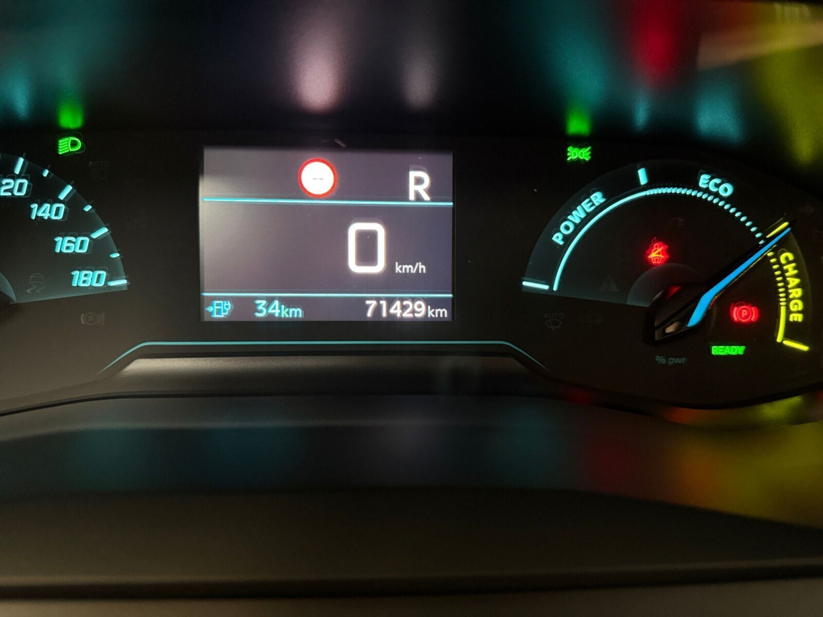 Blå Peugeot e-2008 fra 2022