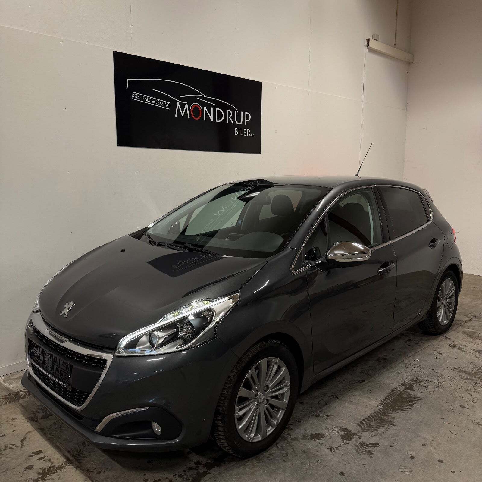 Grå Peugeot 208 fra 2016