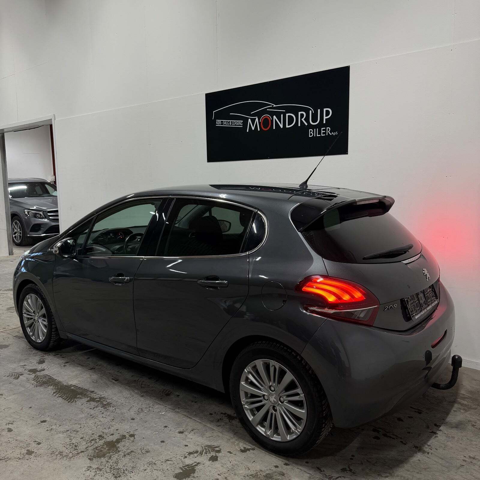 Grå Peugeot 208 fra 2016